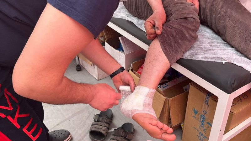 Depremzedelerin yaralarını sarıyorlar