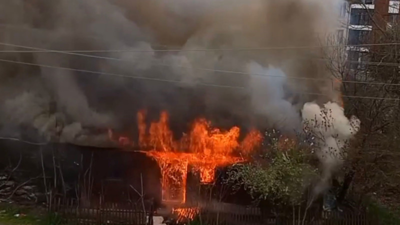 Metruk ev alev alev yandı                