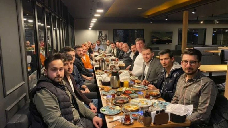 Başkan Özlü gençlerle sahur yaptı