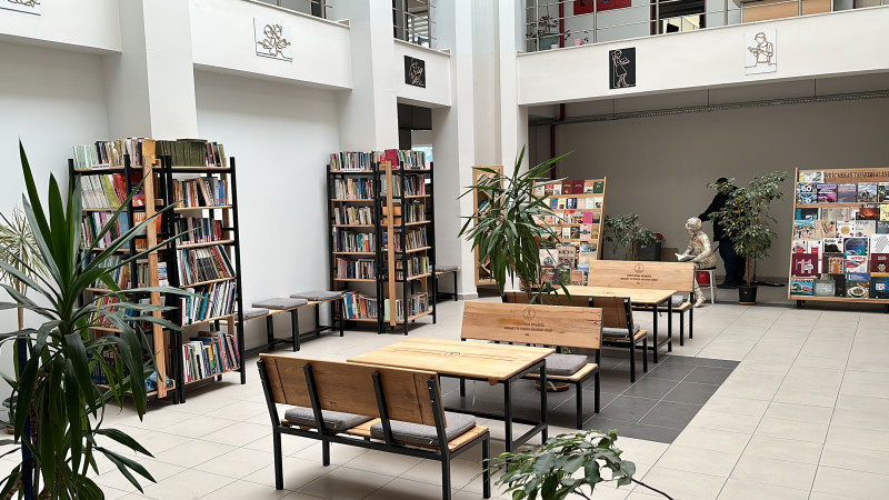 Atık malzemelerden kütüphane kurdular     