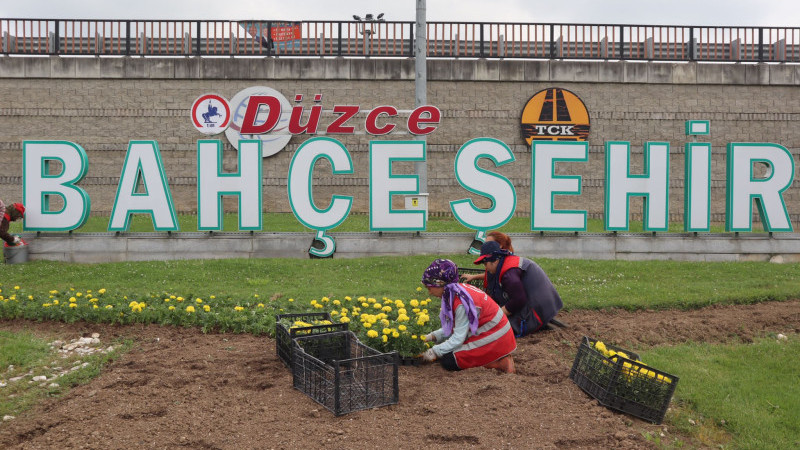 ANA ARTERLERE ÇİÇEK VE AĞAÇ DİKİMİ       