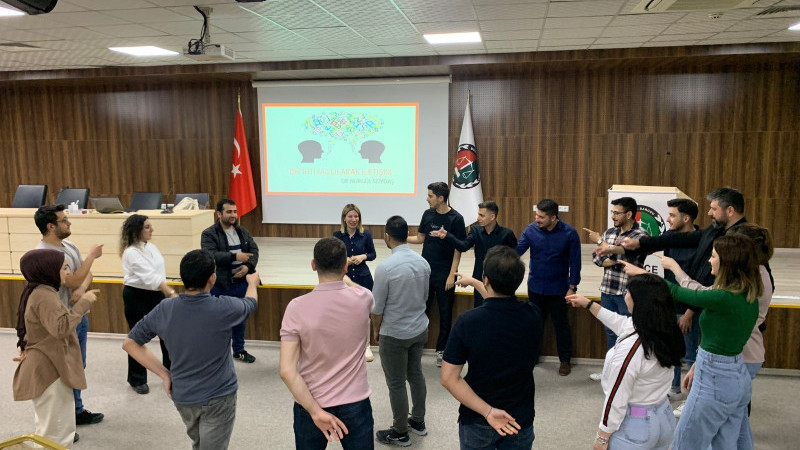 Etkili iletişim ve beden dili semineri