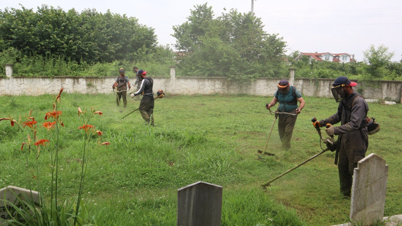 KURBAN BAYRAMI ÖNCESİ MEZARLIKLARDA HUMMALI ÇALIŞMA TEMİZLİK, BAKIM VE DÜZENLEME ÇALIŞMALARI SÜRÜYOR
