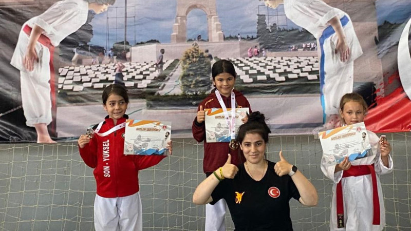 Rakiplerine Fırsat Vermediler