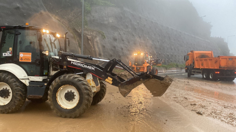 TEM Otoyolunda heyelan nedeniyle 3 araç zarar gördü