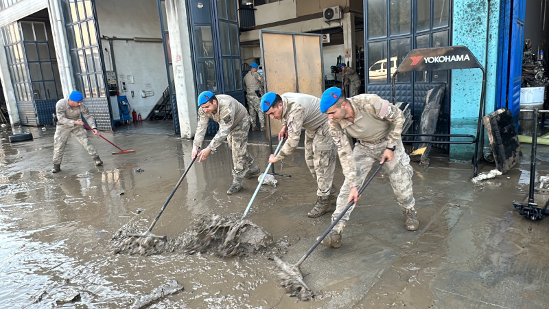 Mehmetçik temizliğe destek veriyor