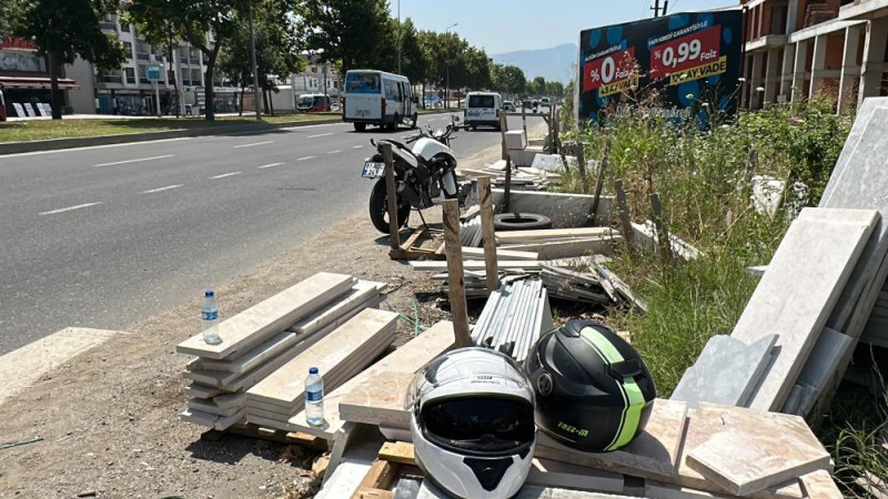 Kontrolden çıkan motosiklet yol kenarındaki mermere çarptı :2 yaralı