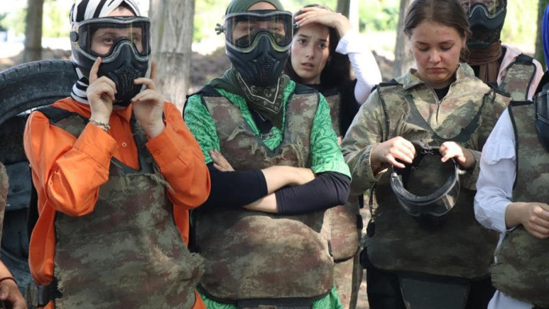 Lise öğrencileri paintball oynadı