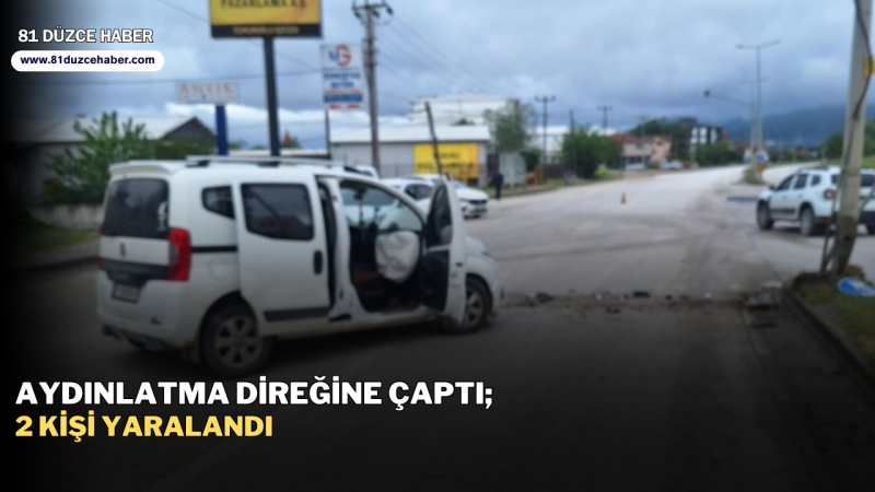 Aydınlatma Direğine Çaptı; 2 Kişi Yaralandı